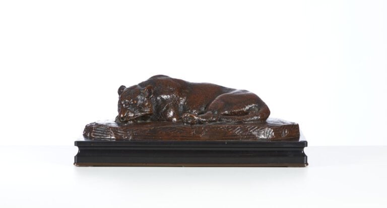 ANTOINE-LOUIS BARYE - (1795-1875) - « Lionne couchée » - Sculpture en cuivre à…