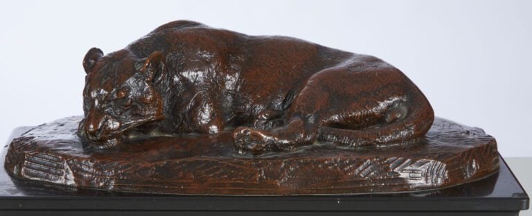ANTOINE-LOUIS BARYE - (1795-1875) - « Lionne couchée » - Sculpture en cuivre à…
