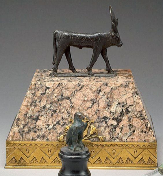 APIS Statuette du dieu taureau, marchant sur une plateforme rectangulaire, la tête couronnée du disque solaire et d'un uraeu