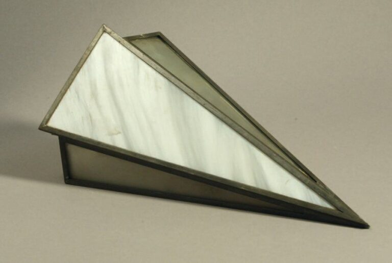 Applique d'angle en triangles en pans coupés à trois faces et plaques de verre blanc dépoli et verre américain blanc laiteu