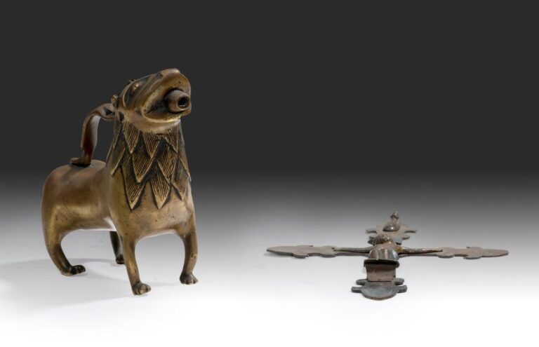 Aquamanile en bronze sous la forme d'un lion campé, la tête levée, la crinière et les moustaches gravée