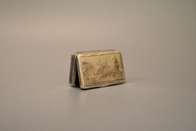 ARGENT Boîte décorée toutes faces, cavalier sur le dessus du couvercle, vue d'un port au dessous (poinçon de titre 84), datée 185