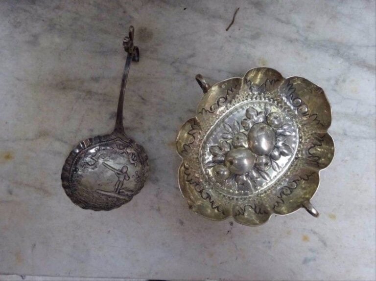 ARGENT - Cuillère à anse enroulée et sommée d'un co