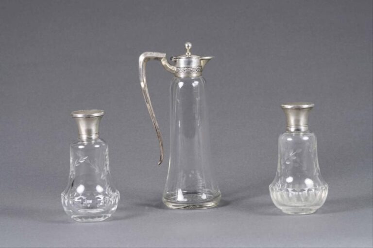 ARGENT Ensemble comprenant deux flacons et une verseuse en cristal, montures et couvercles en argen