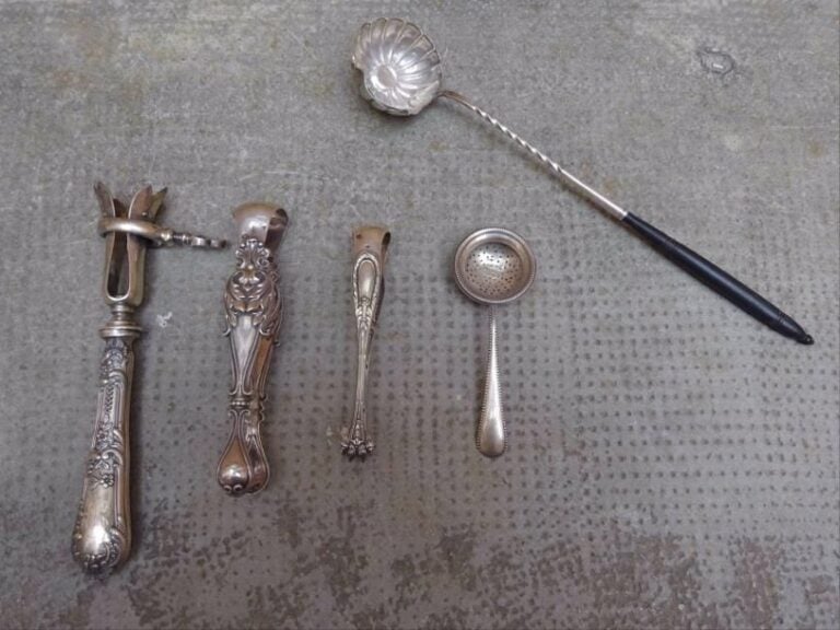 ARGENT Ensemble de cinq éléments de table en argent comprenant deux pinces à sucre, une cuillère à thé à décor de perles, un manche à gigot et une louche à punc