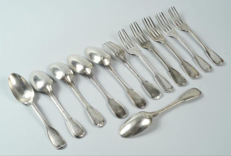 ARGENT - France, époque XVIIIe siècle Lot comprenant six fourchettes et six cuillers (cuillères) de table en argent, poinçon