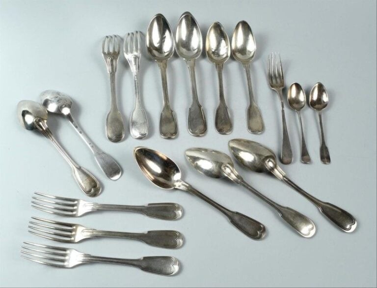ARGENT - France, époques XIXe-XXe siècles Lot comprenant, certains chiffrés: > trois cuillers (cuillères) de table et deux fourchettes (Vieillard), appro