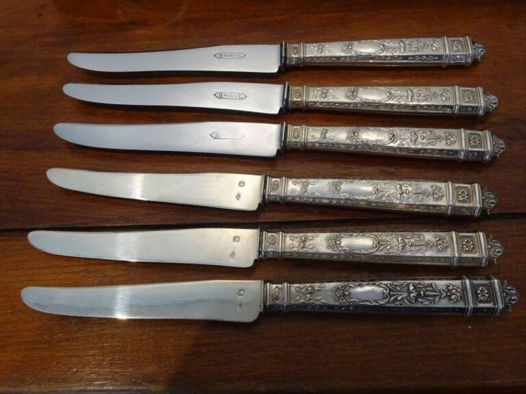 ARGENT - Lot comprenant: > 18 couteaux à dessert lames et manches argent fourré pour les manches > 18 couteaux à dessert manches argent uniquemen