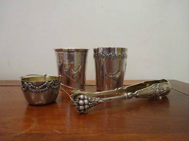ARGENT - Lot comprenant: > 2 timbales > 1 pince à sucre > 1 passe-th