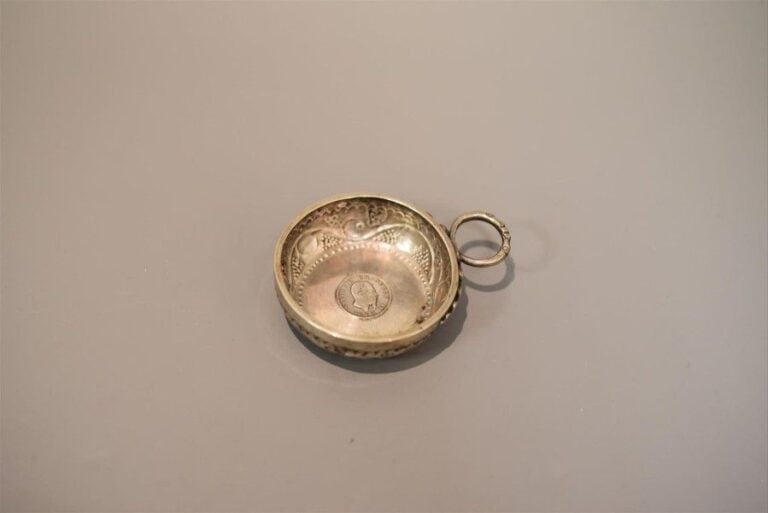 ARGENT Médaille commémorative à l'effigie de Vittorio Emanuele II, montée en tastevin en argent (poinçon Minerve