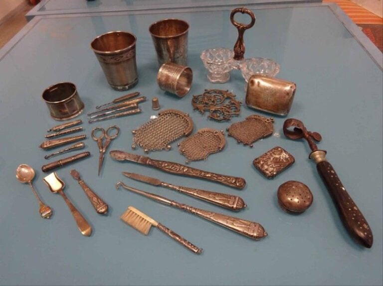 ARGENT - OBJETS DE VITRINE Ensemble de pièces dépareillées en argent vendu en l'état (on note notamment des enfoncements