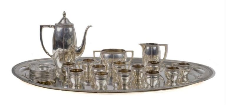 ARGENT Service à thé en argent comprenant une théière, un pot à lait, un sucrier, douze tasses, douze sous-tasses et un plateau de forme oval