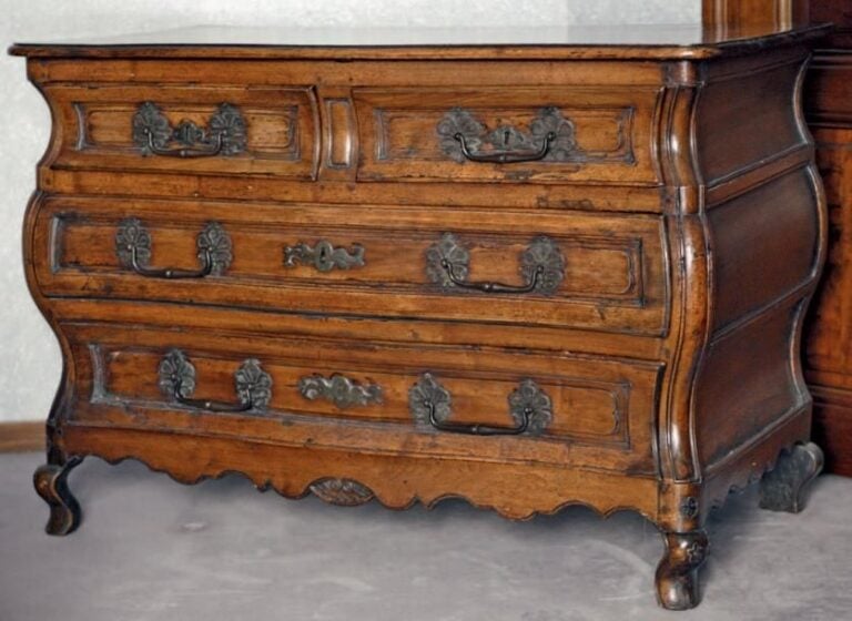 Armoire en bois naturel à deux panneaux mouluré