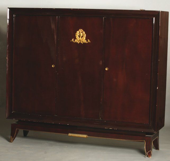 Armoire en placage de ronce de noyer à corps galbé ouvrant par deux portes pleine