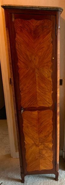 Armoire étroite en bois de placage marqueté en ailes de papillon dans des encadrements à filets sinueu