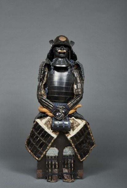Armure complète de guerrier japonais (yoroi) laquée noir