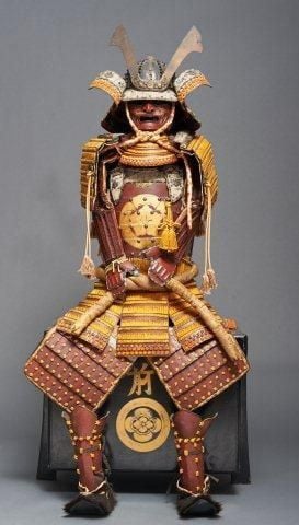 Armure complète de guerrier japonais (yoroi) laquée rouge et garnie de cordelettes orange