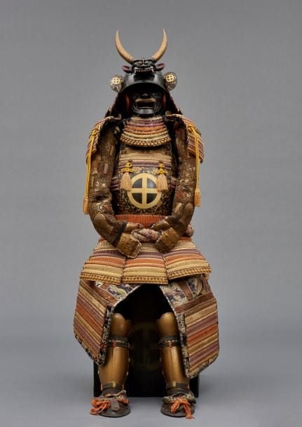Armure de guerrier japonais de couleur dorée et noire avec des