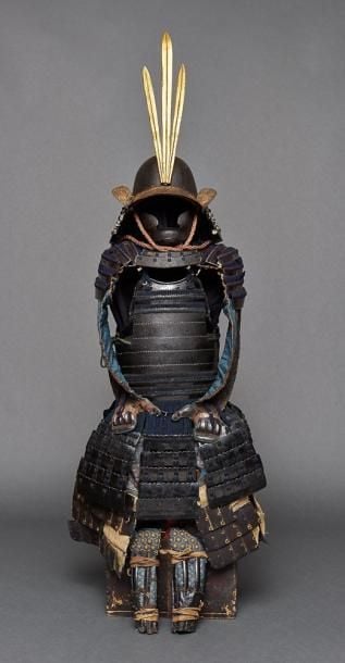Armure de guerrier japonais de couleur noire et garnie de cordelettes bleu-indig