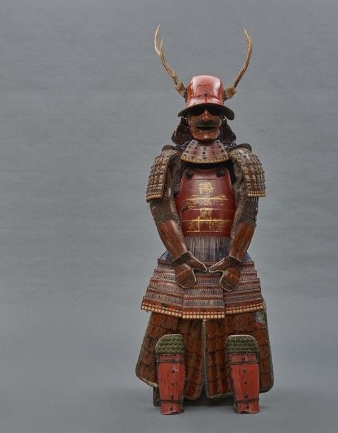 Armure de guerrier japonais de couleur rouge garnie de cordelettes d'un bleu délav