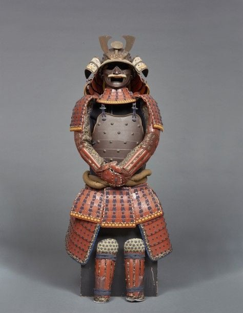 Armure de guerrier japonais de style kon’ito aka’urushi okegawa nimaid? gosoku (armure yoroi laquée rouge garnie de cordelettes indigo et cuirasse à deux pièces en forme de « sceau » renforcée de plaquettes horizontales (yokohagi