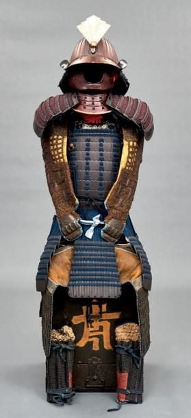ARMURE DE GUERRIER JAPONAIS de type kurozome yokohagi mogami kon-odoshi nimaidô gosoku (armure noire avec une cuirasse garnie de plaques horizontales et de cordelettes bleues