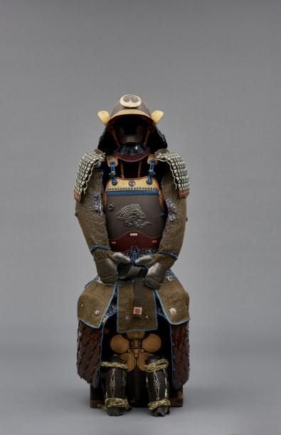 Armure de guerrier japonais partiellement dorée avec des cordelettes indigo et vert-clair et une cuirasse à deux corps (kon moegi’ito okegawa
