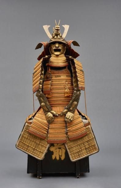 Armure de guerrier japonais (yoroi) dorée avec des cordelettes oranges