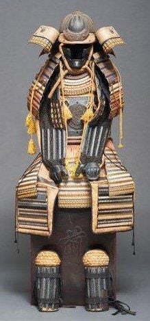 Armure de guerrier japonais (yoroi) garnie de cordelettes de couleur blanche et orange (délavé