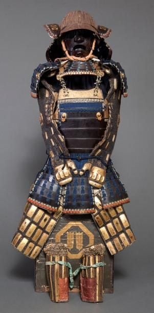 Armure de guerrier japonais (yoroi) garnie de cordelettes de couleur bleu fonc