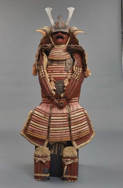 Armure de guerrier japonais ?yoroi garnie de laque rouge et de cordelettes blanches et oranges (iroiro odoshi yoroi