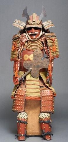 Armure de guerrier japonais (yoroi) laquée de couleur roug