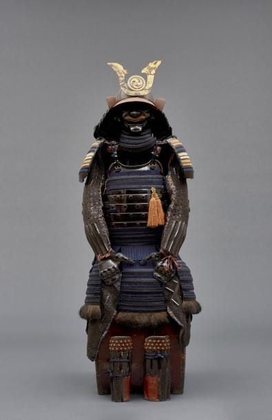 Armure de guerrier japonais (yoroi) laquée noire, cordelettes noires et avec une cuirasse à deux corps en forme de « seau » (kuro’urushinuri