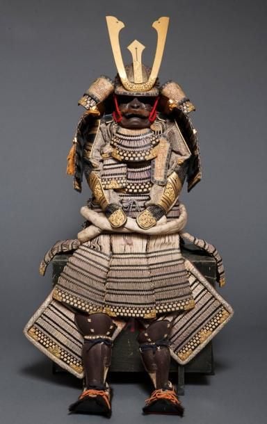 Armure de guerrier japonaise complète (yoroi) avec cordelettes jaunes et pompons orange