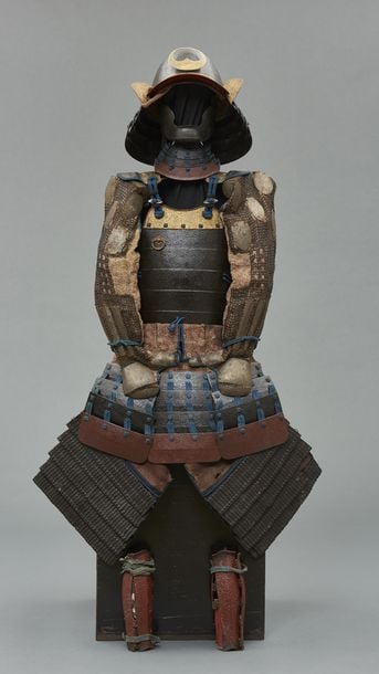 Armure de guerrier laquée noire garnie de bordures dorées (kuro’urushinuri okegawa nimaid?