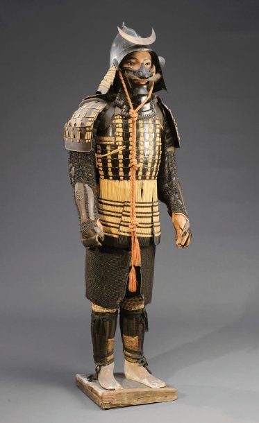 Armure de Samouraï en fer laqué à tressage blanc comprenant un kabuto de type momonari, un mempo en fer, une cuirasse de type magami-do, kote et suneat