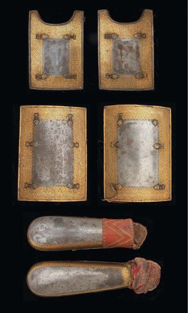 ARMURE Quatre plaques de cuirasse et paire de brassards en acier, décorés en damasquine d'or (« koftgari ») de bandeaux feuillagé
