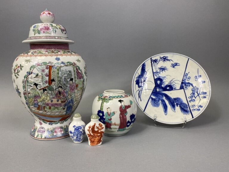 Asie, dans le goût - Ensemble de porcelaines comprenant une potiche couverte à…