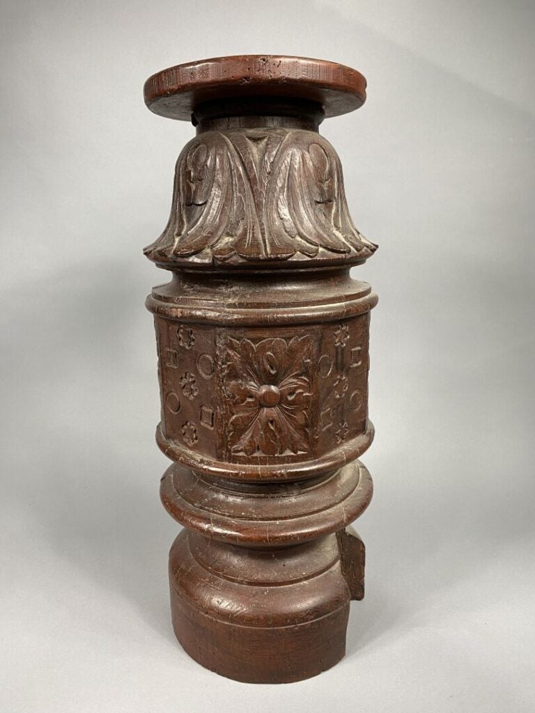 Asie du Sud-Est - Socle en bois sculpté à décor de feuillages et fleurs stylisé…