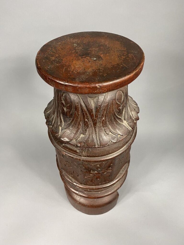 Asie du Sud-Est - Socle en bois sculpté à décor de feuillages et fleurs stylisé…