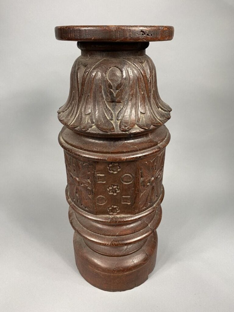 Asie du Sud-Est - Socle en bois sculpté à décor de feuillages et fleurs stylisé…