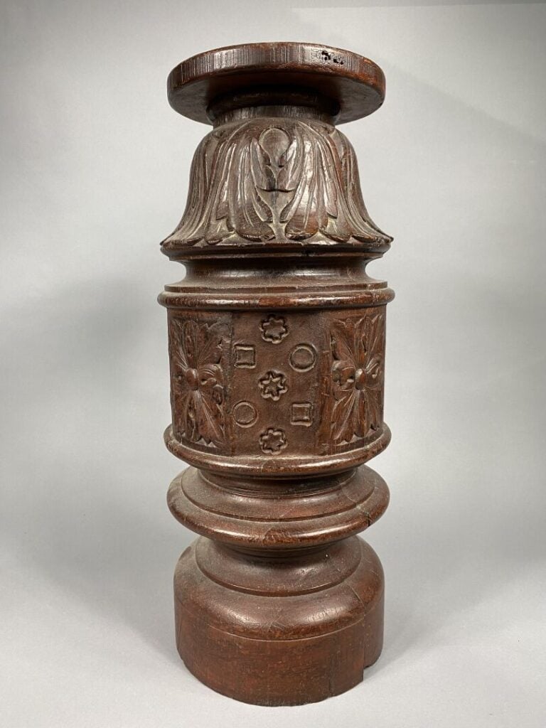 Asie du Sud-Est - Socle en bois sculpté à décor de feuillages et fleurs stylisé…