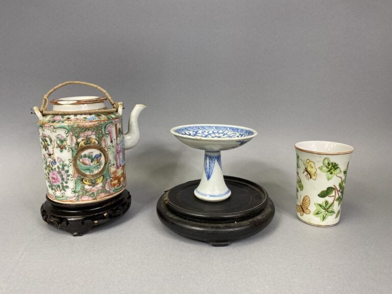 Asie - Ensemble de bibelots asiatiques comprenant un vase à décor de scènes ani…