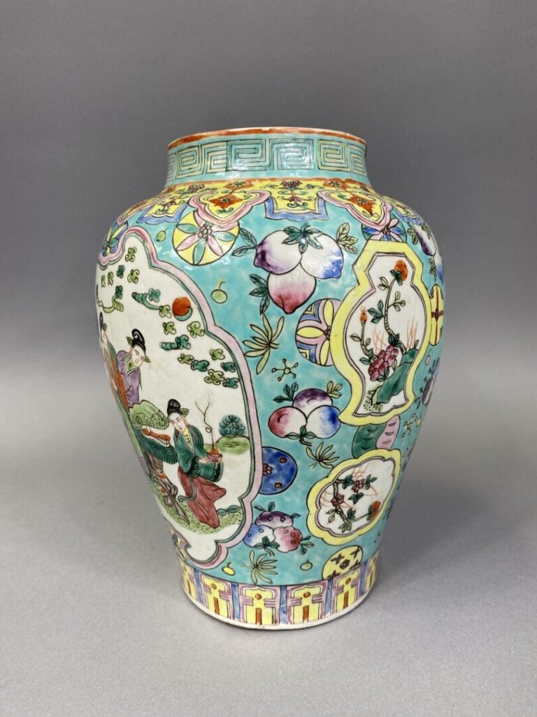 Asie - Ensemble de bibelots asiatiques comprenant un vase à décor de scènes ani…