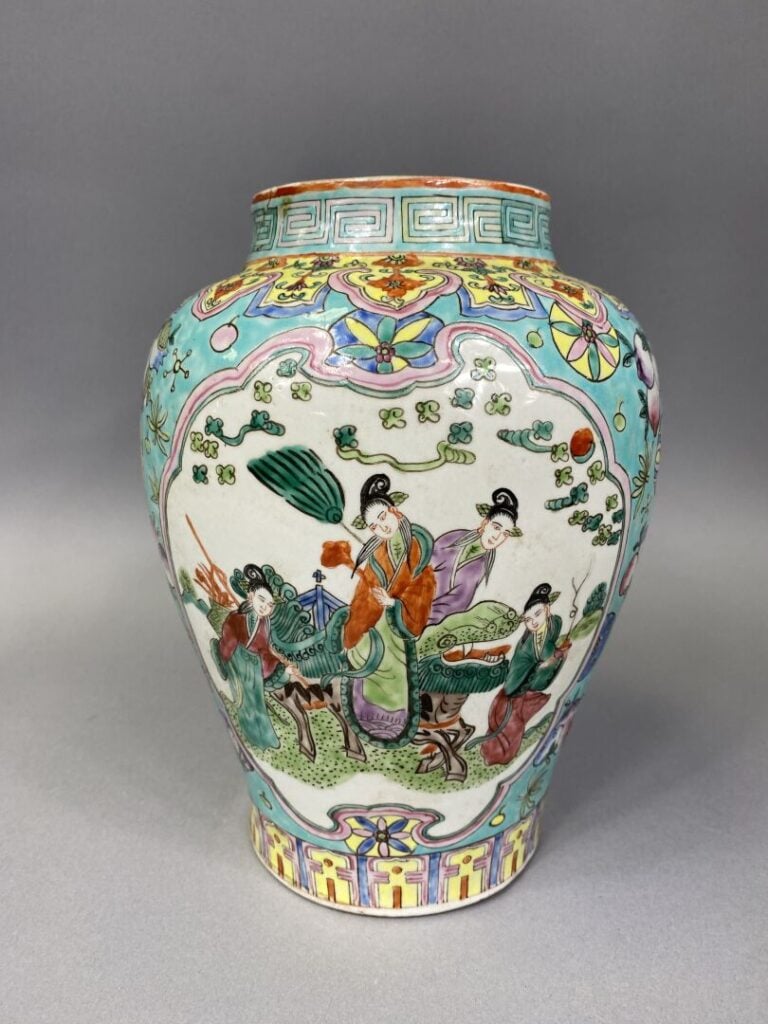 Asie - Ensemble de bibelots asiatiques comprenant un vase à décor de scènes ani…