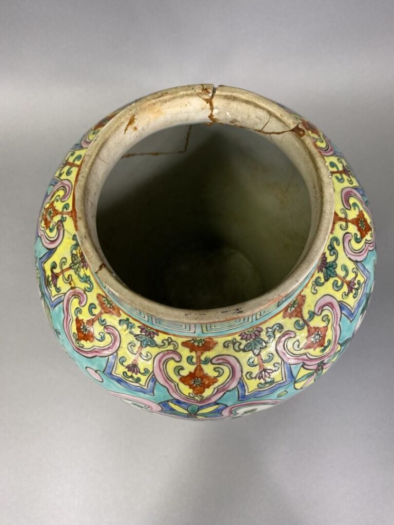 Asie - Ensemble de bibelots asiatiques comprenant un vase à décor de scènes ani…