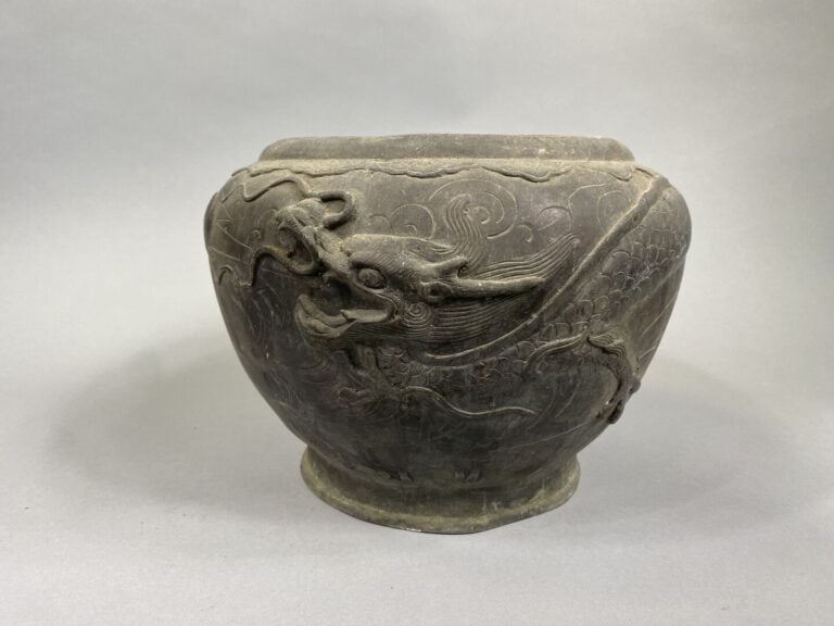 Asie et divers - Lot de bibelots comprenant une boîte couverte en porcelaine ém…
