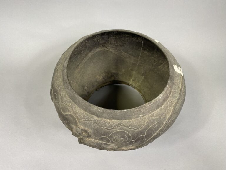 Asie et divers - Lot de bibelots comprenant une boîte couverte en porcelaine ém…