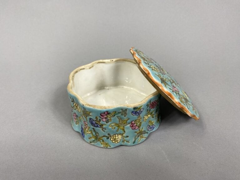 Asie et divers - Lot de bibelots comprenant une boîte couverte en porcelaine ém…