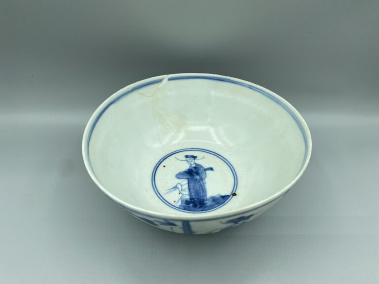 Asie - Lot comprenant un bol en céramique à décor bleu blanc de personnages, un…